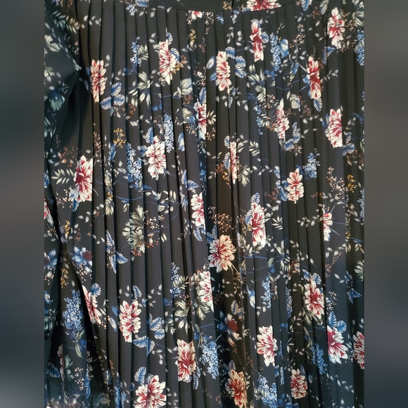 Everleigh black floral blouse size xl - Picture 2 of 6
